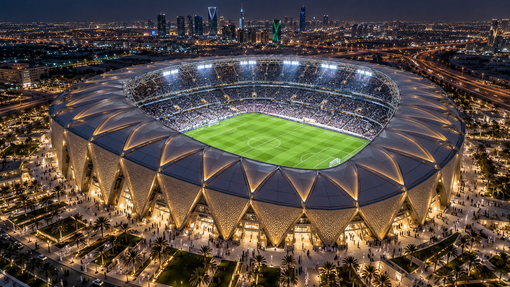 ملعب كرة قدم حديث مضاء في السعودية ليلاً، من الأعلى