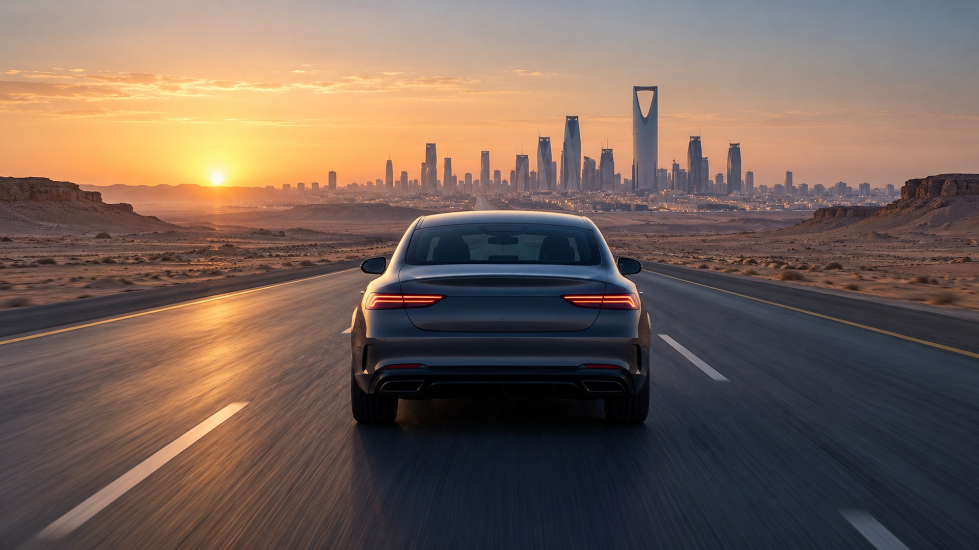 سيارة على طريق سريع مستقيم نحو أفق الرياض وقت الشروق