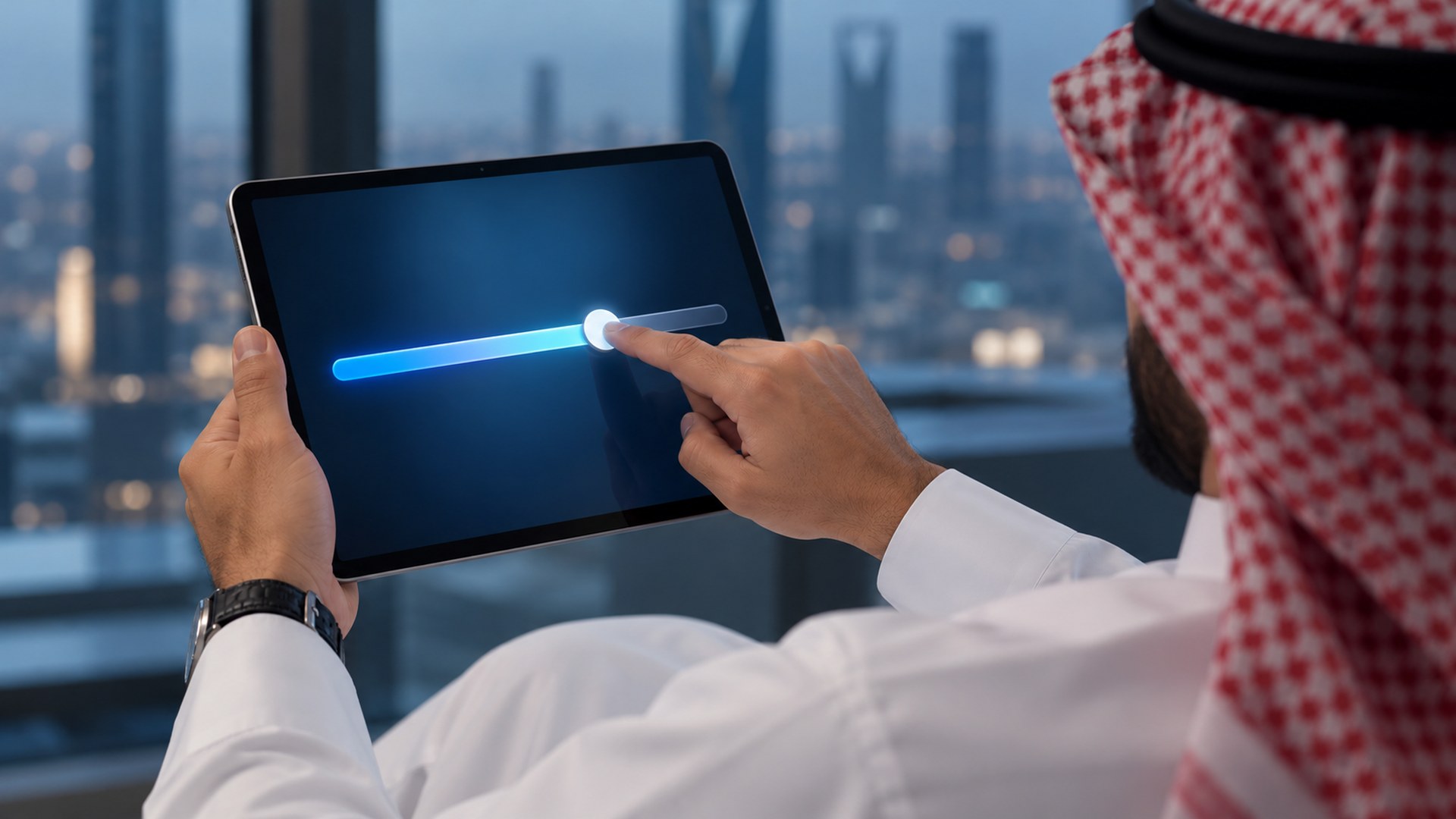 يدا مسوّق رقمي تعدّلان ميزانية حملة على جهاز لوحي