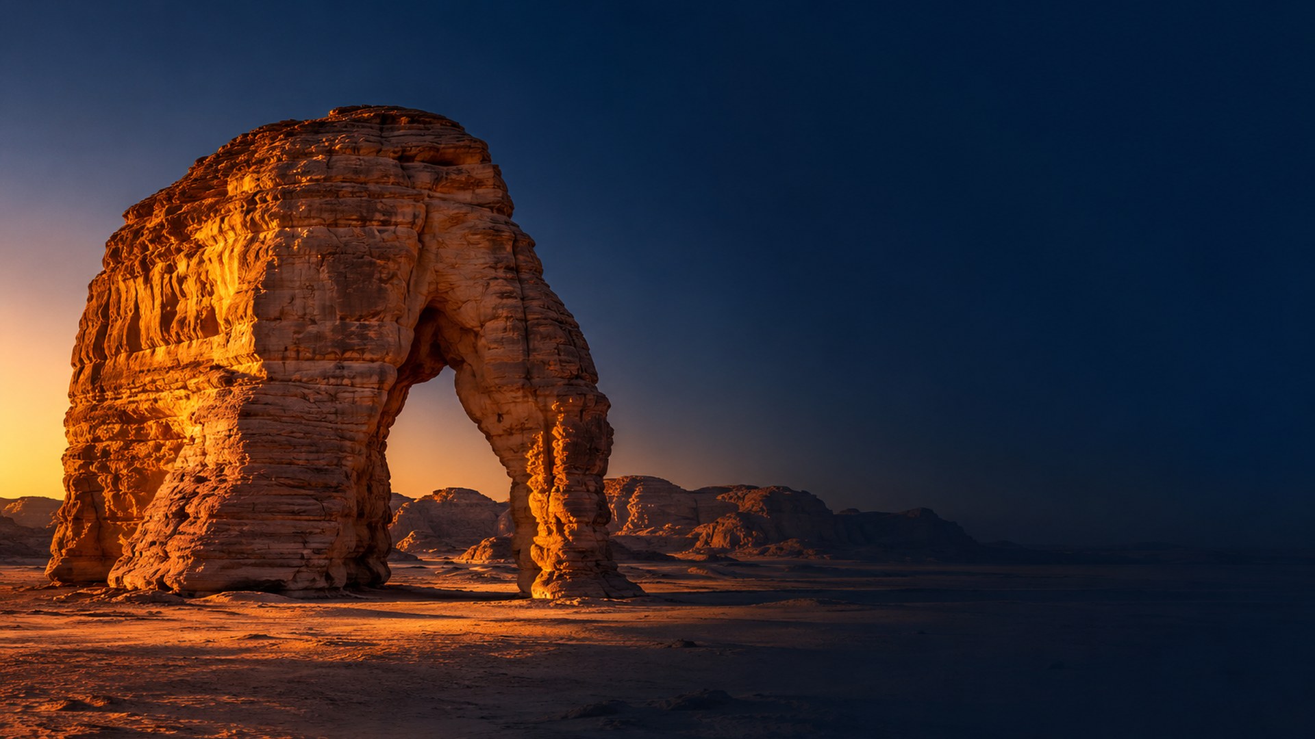 صخرة الفيل في العلا تتوهج وقت الأصيل تحت سماء صافية