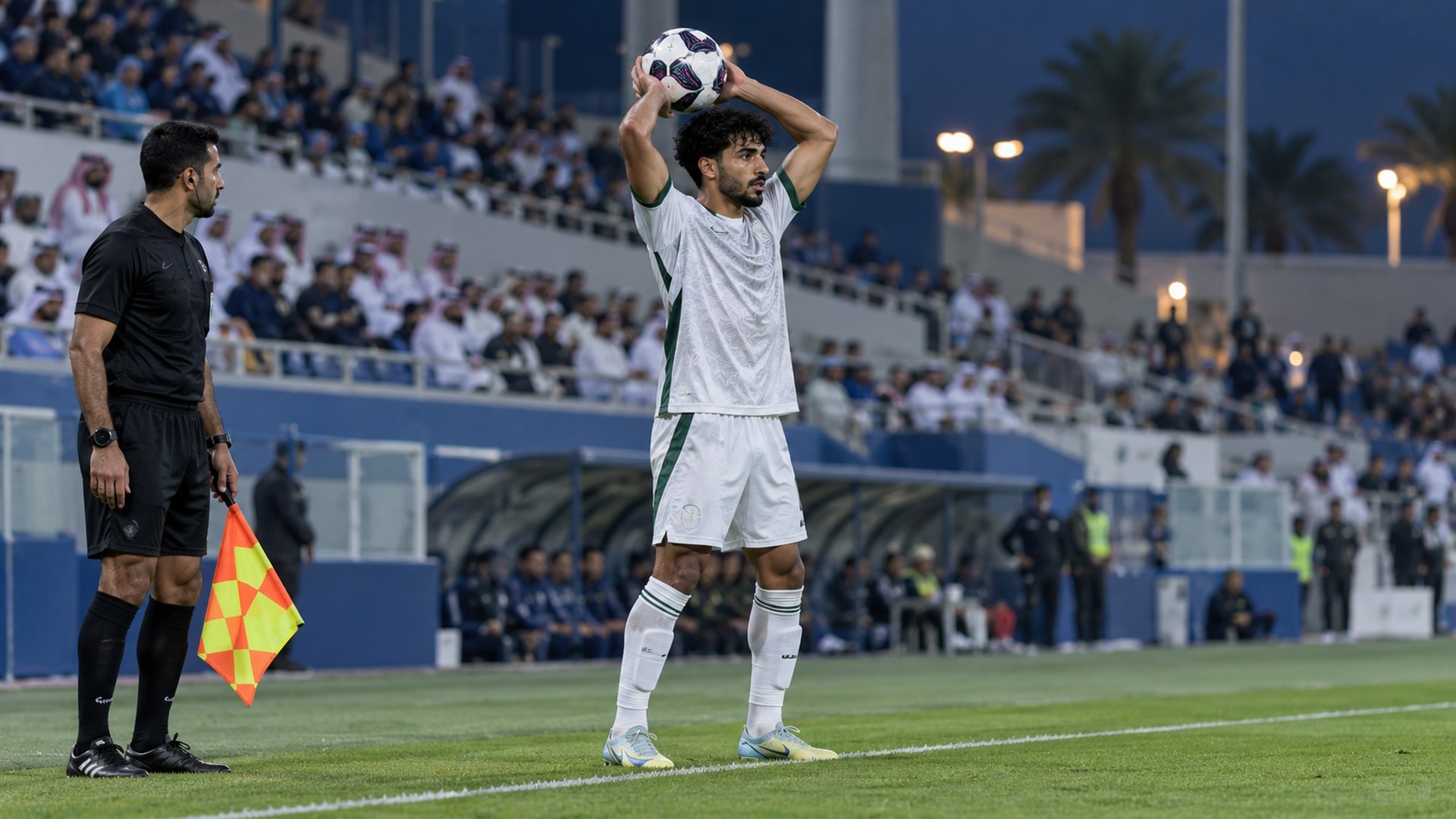 لاعب على خط التماس يمسك الكرة لرمية تماس والحكم يراقب