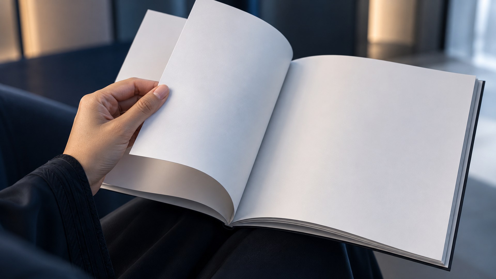 يد تقلب صفحات كتيّب دورة