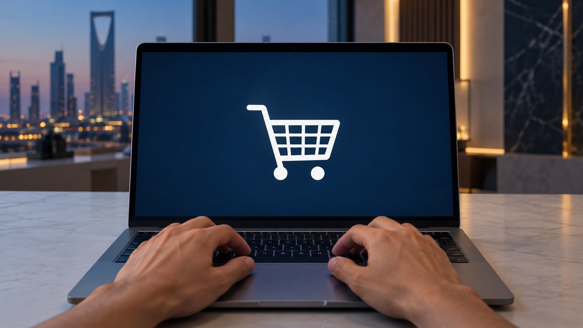 يدان تكتبان على لابتوب تظهر في شاشته أيقونة سلة تسوق