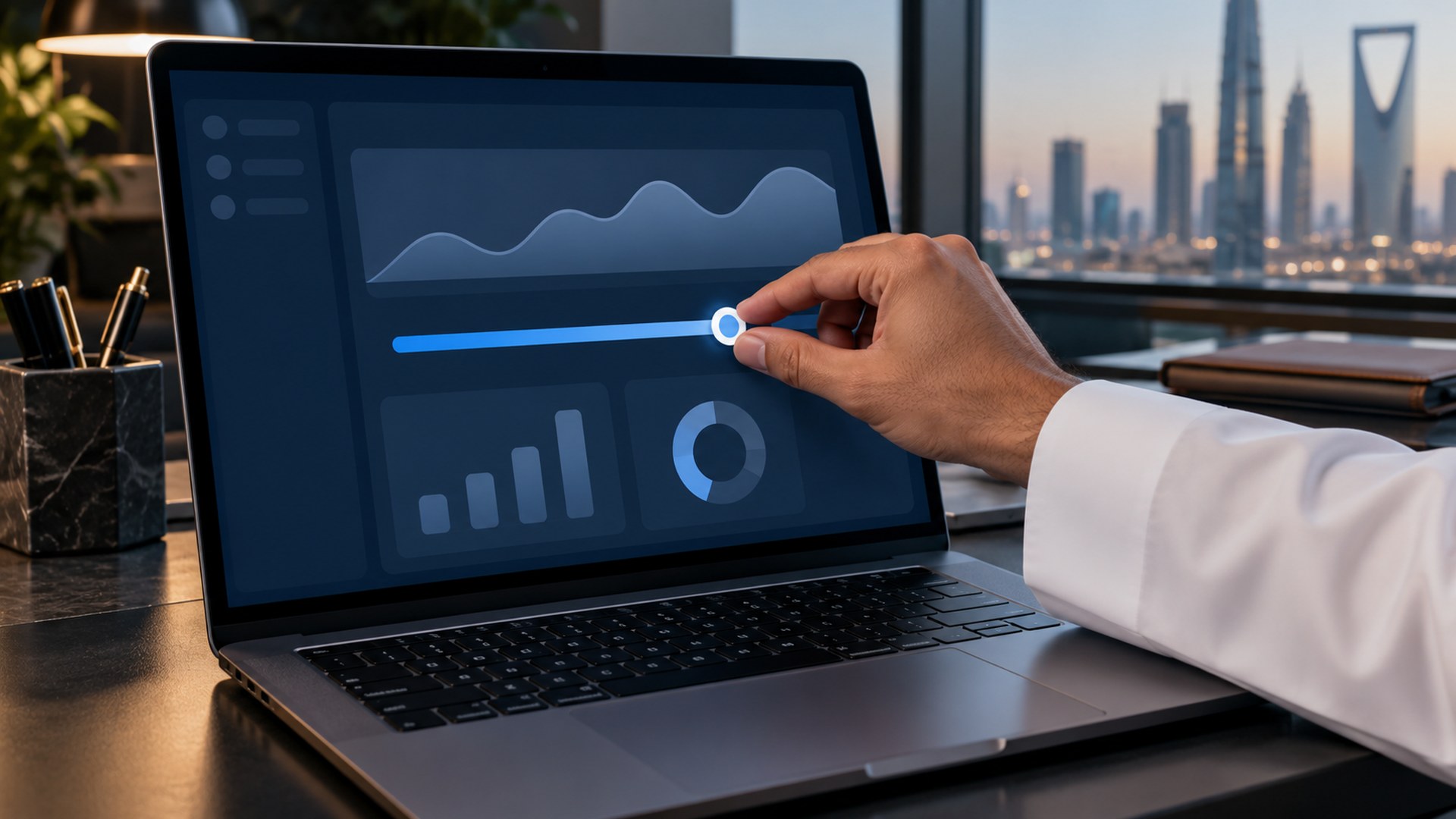 يد تعدّل ميزانية حملة إعلانية رقمية على شاشة لابتوب