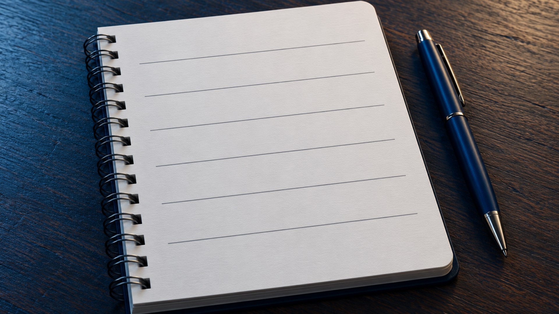 دفتر فيه قائمة قصيرة وقلم على مكتب