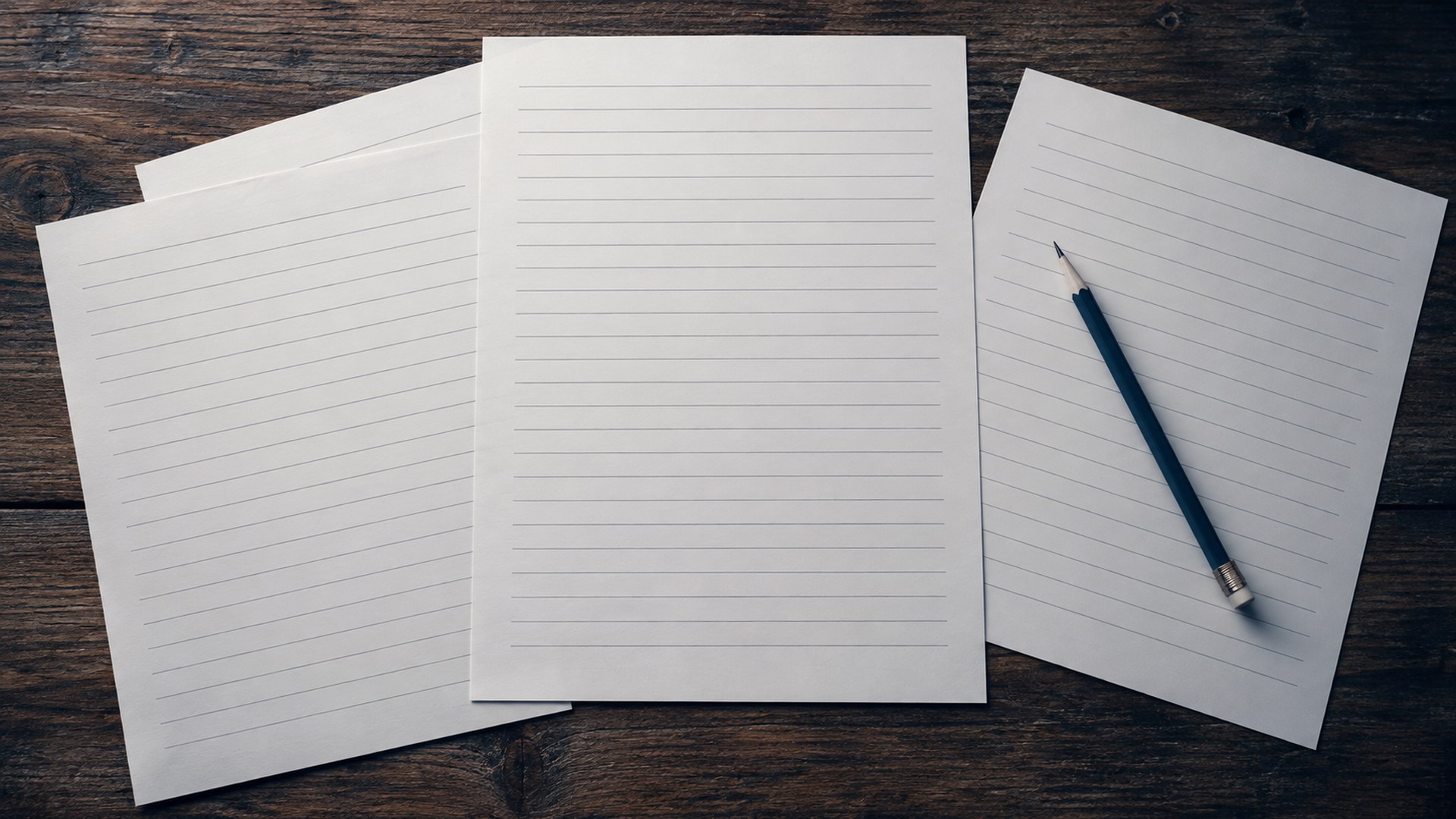 مكتب تدريب عليه أوراق تمارين وقلم رصاص، من الأعلى