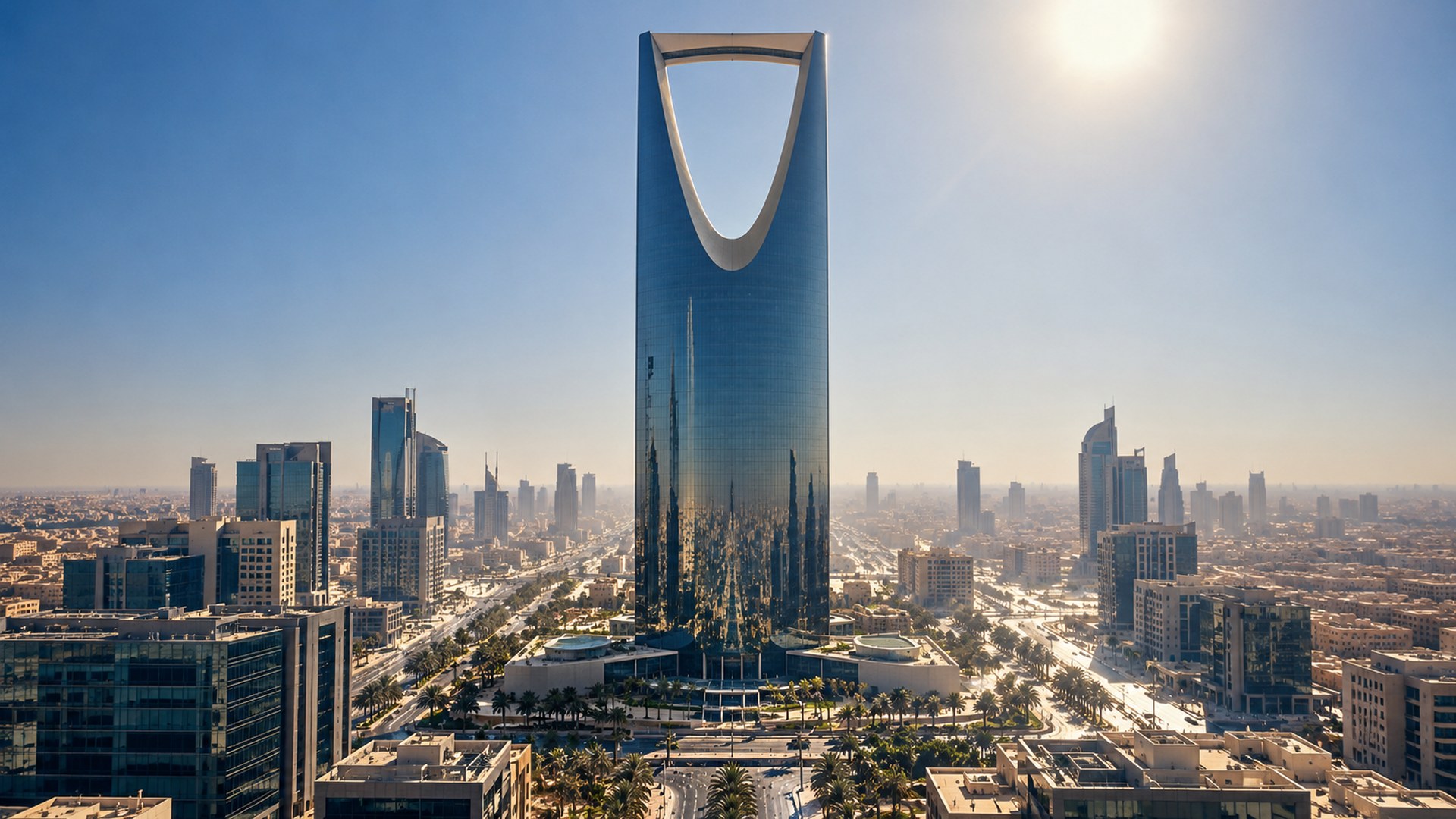 برج مكاتب حديث في الرياض تحت شمس الظهيرة والحرارة تتموج فوق الشارع