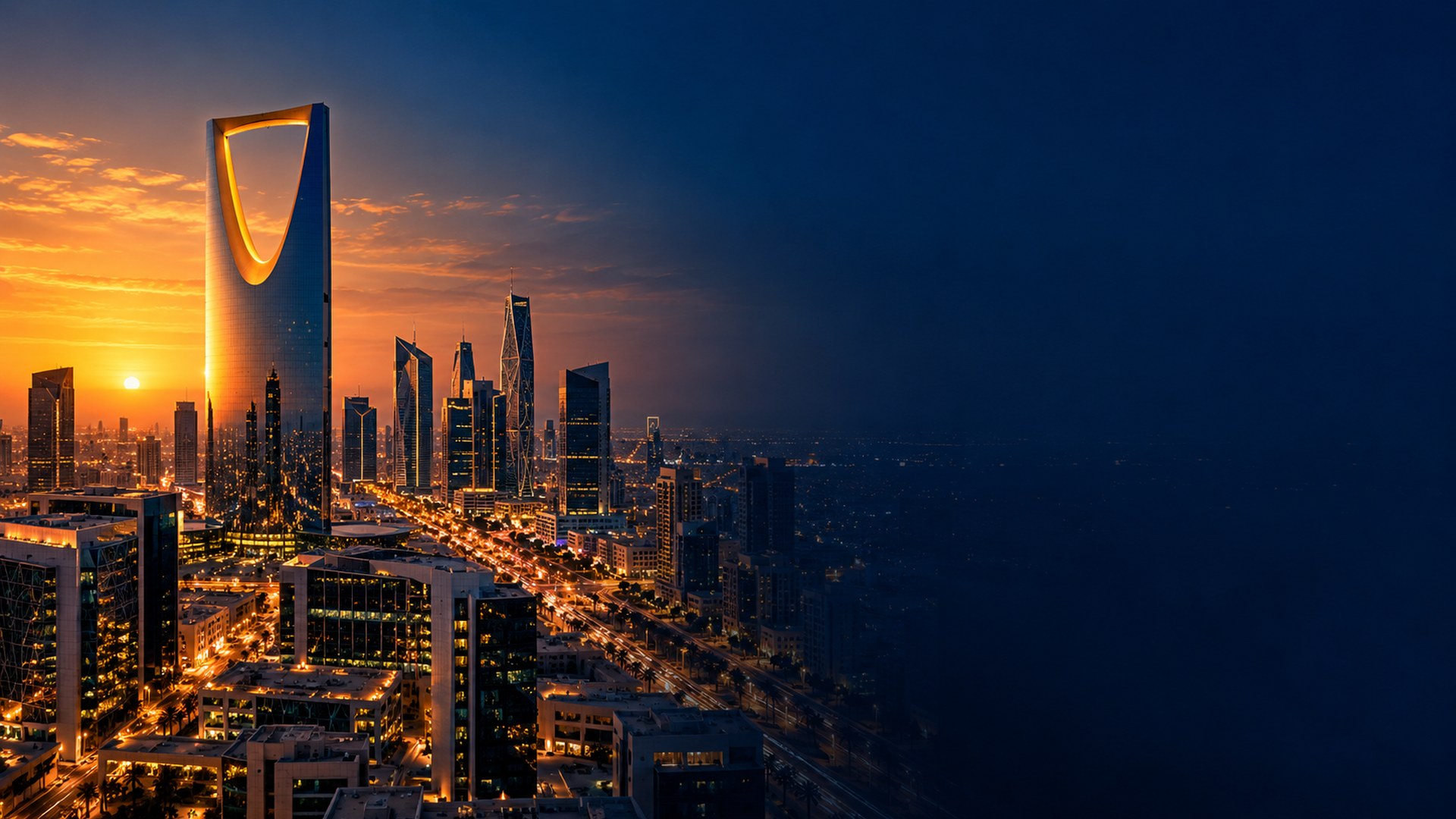 أفق الرياض وبرج المملكة يتوهج وقت الأصيل من حي أعمال حديث