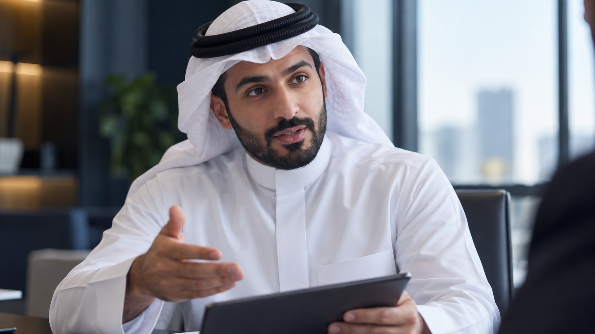 صاحب عمل سعودي يناقش موجز تطبيق جوال في اجتماع بالمكتب