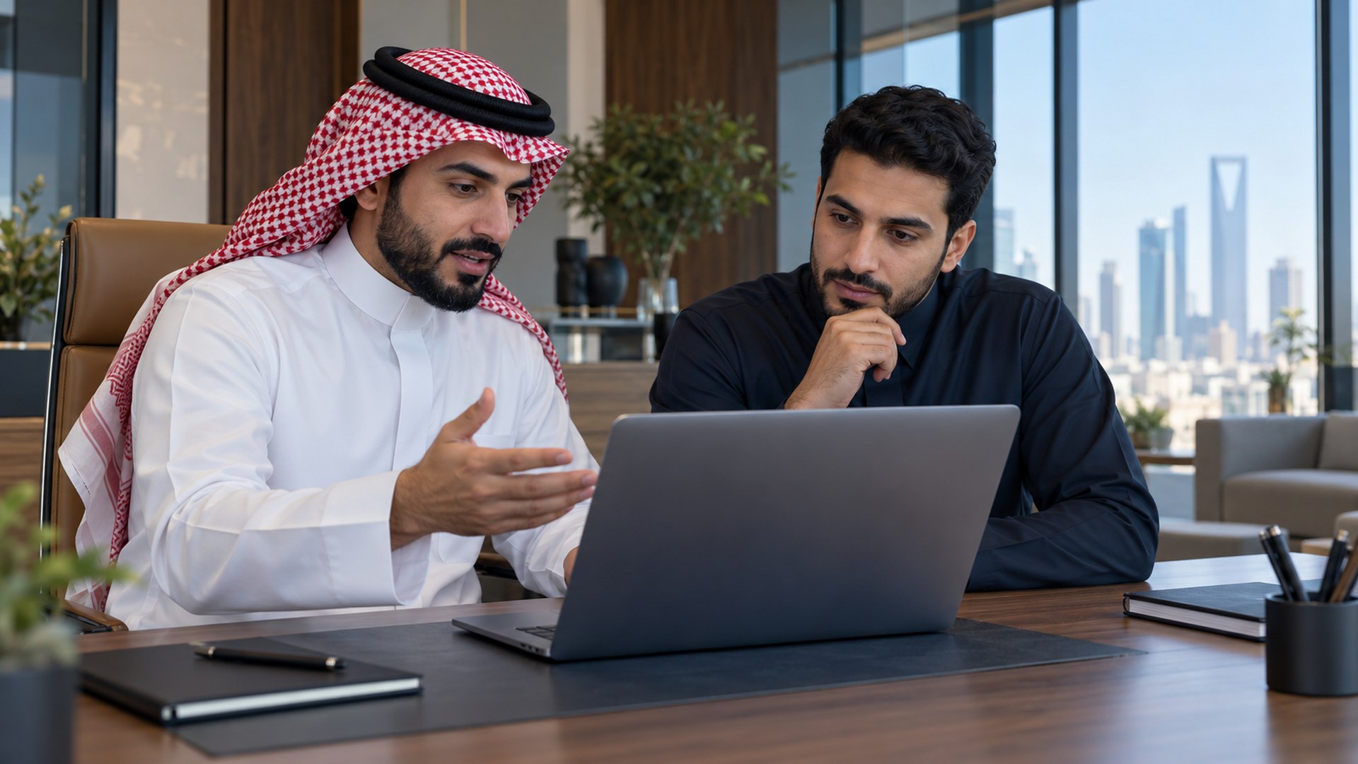 صاحب عمل سعودي يناقش مراجعة موقعه مع مختص تسويق رقمي