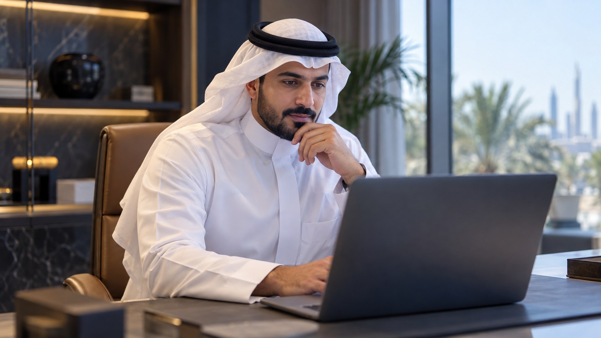 صاحب عمل سعودي في استشارة بالفيديو على مكتب مرتب