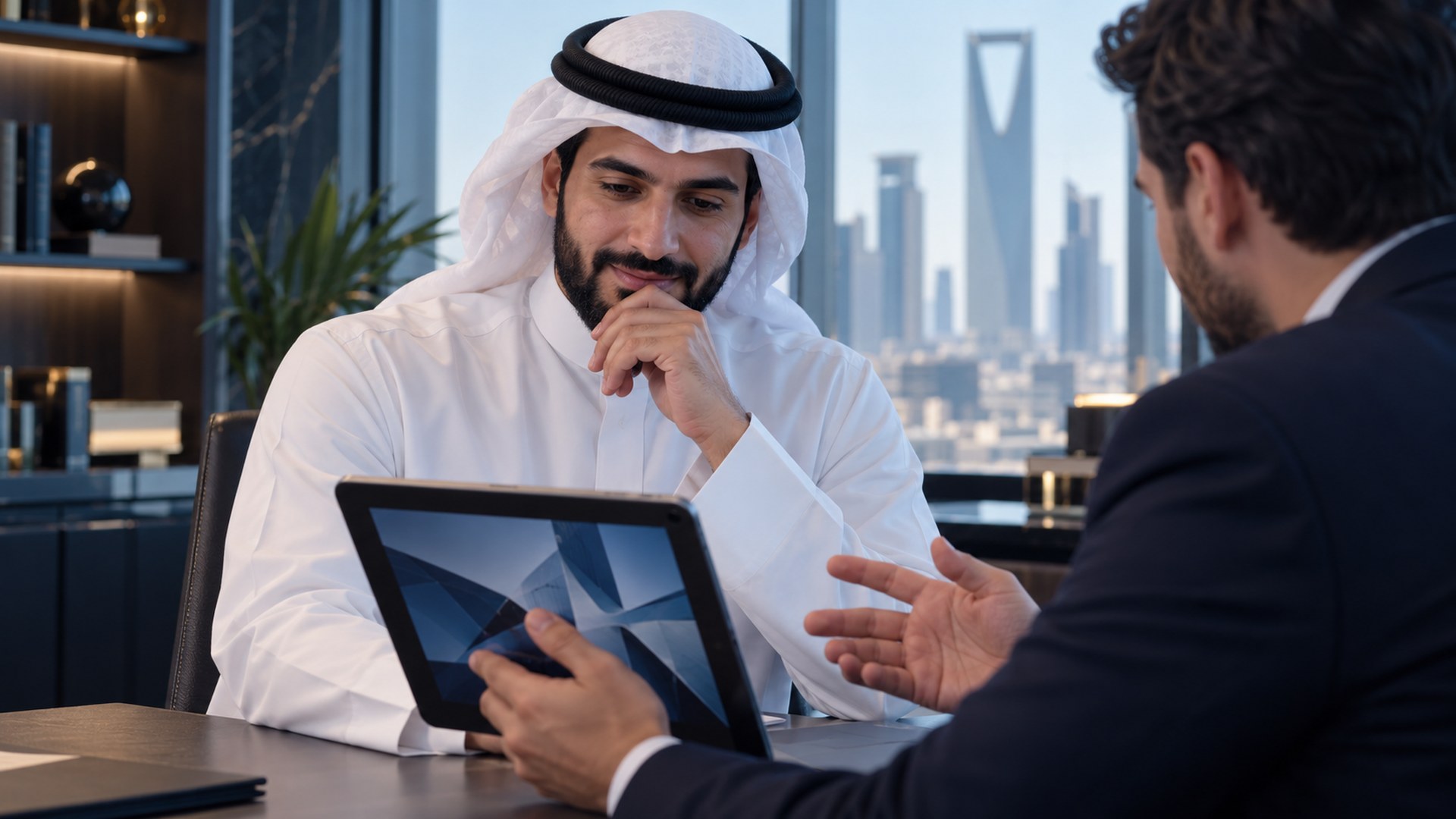 صاحب عمل سعودي يراجع أعمال وكالة رقمية مع مستشار