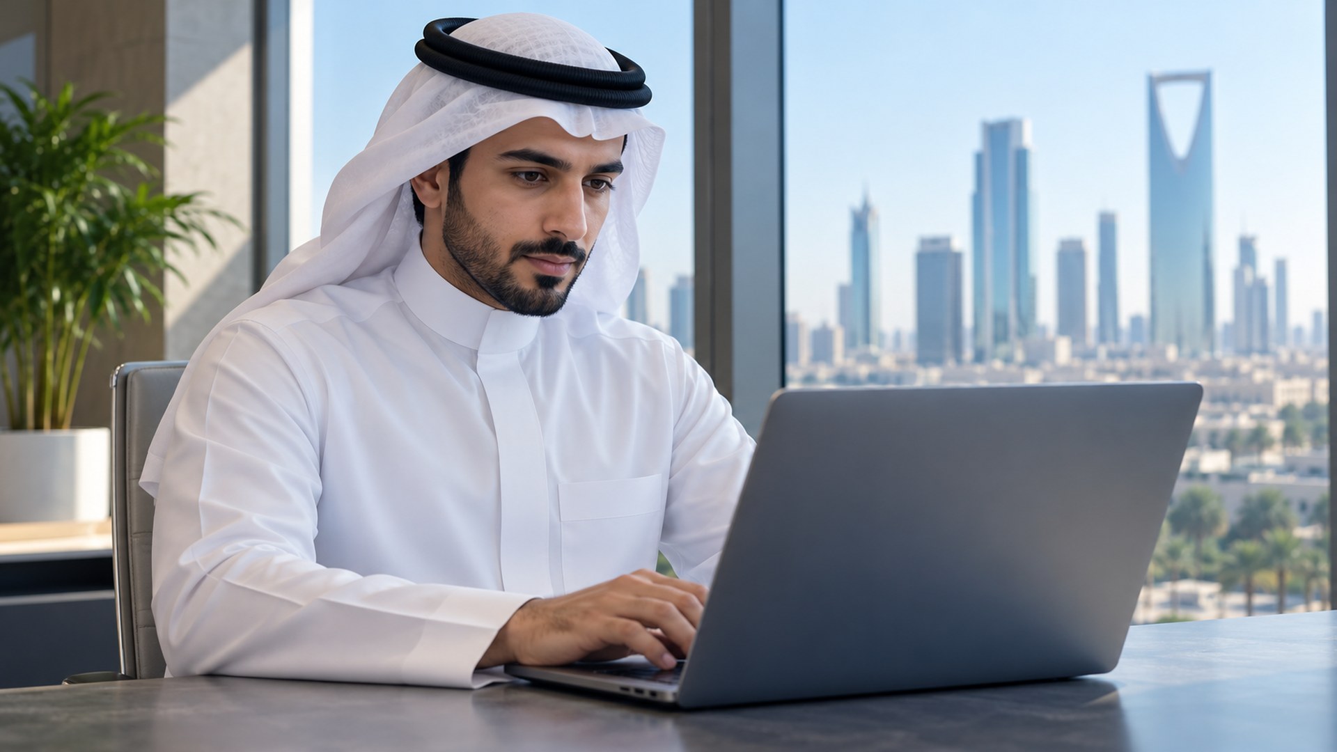 رائد أعمال سعودي يدرس ترتيب المواقع في البحث على اللابتوب