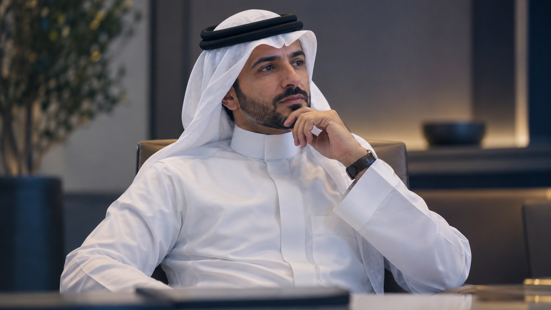 مستثمر سعودي يستمع باهتمام لعرض شركة في غرفة اجتماعات