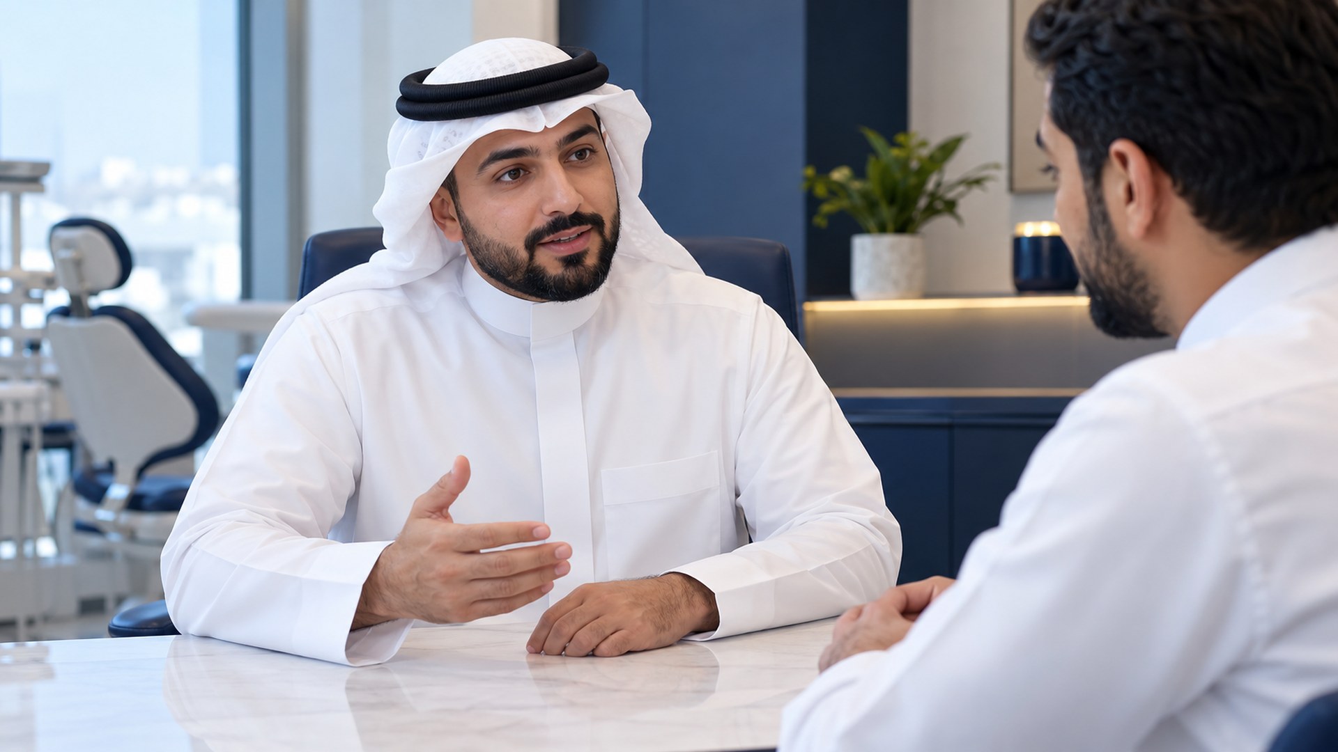 رجل سعودي يناقش احتياجات أسنانه مع الطبيب بهدوء