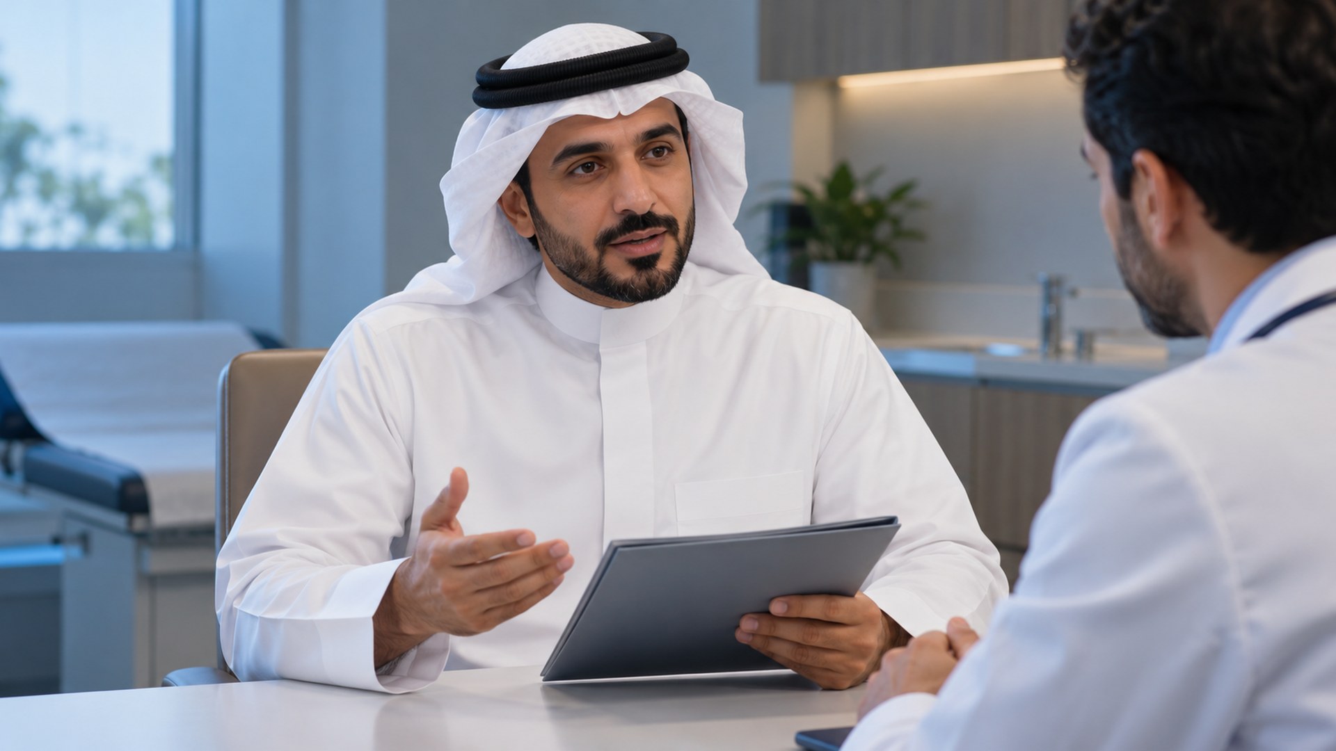 رجل سعودي يمسك ملفاً طبياً مغلقاً ويتحدث بهدوء مع الطبيب
