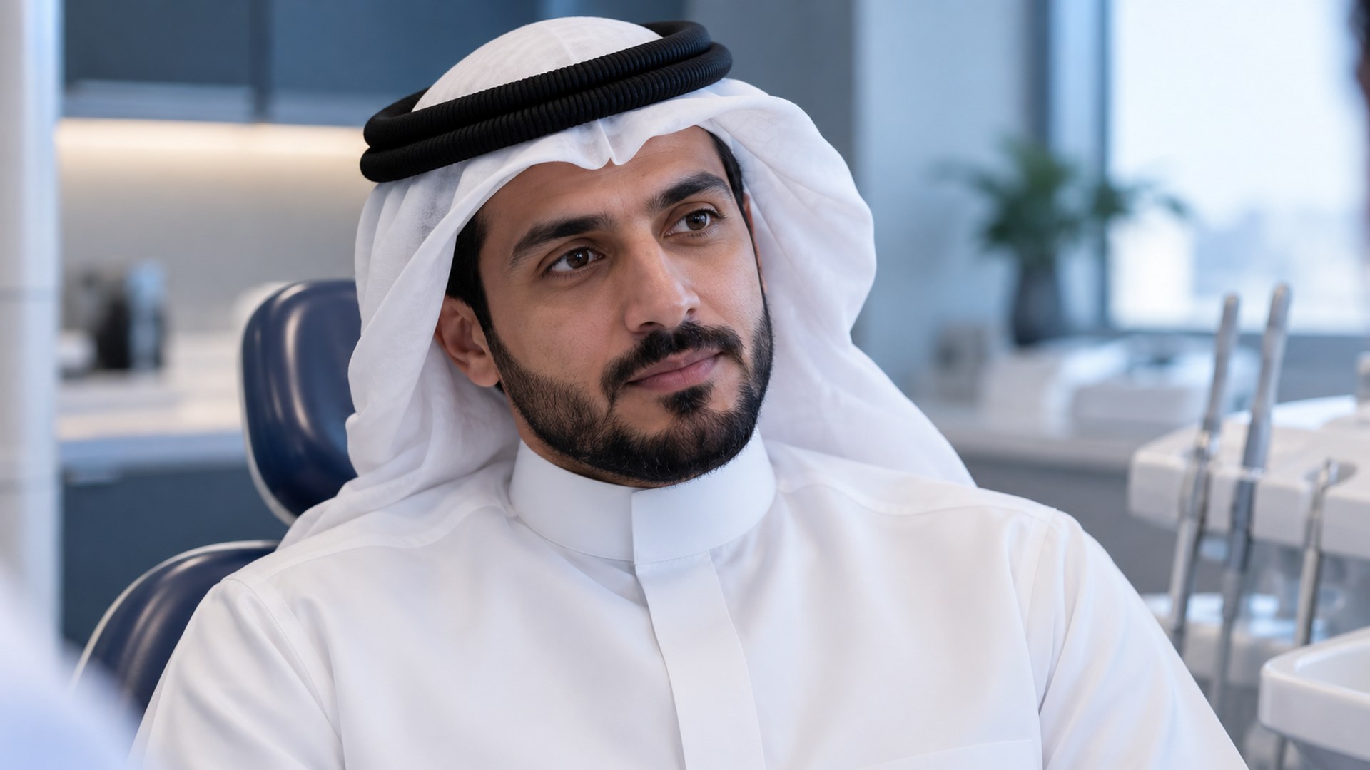 رجل سعودي يستمع بعناية أثناء التخطيط لعلاج أسنانه