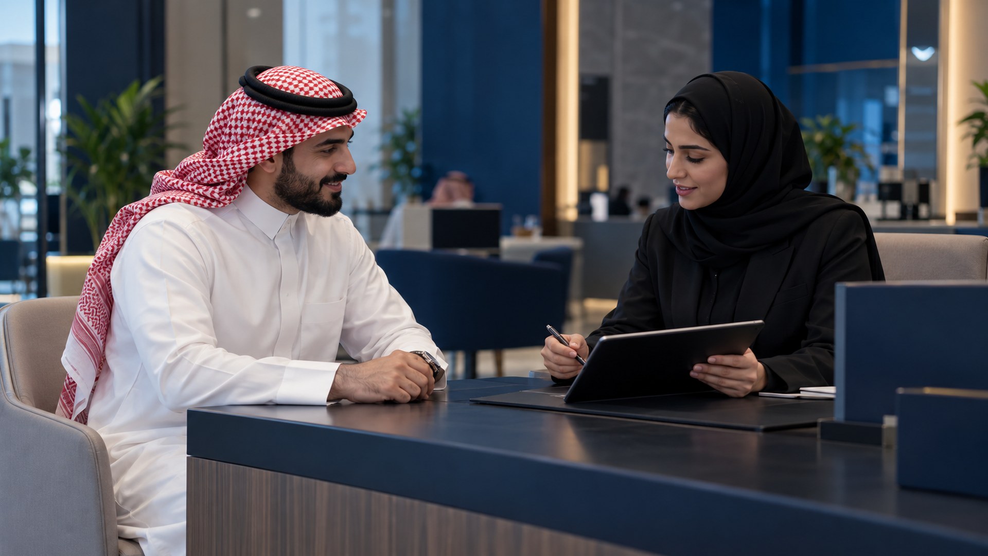 رجل سعودي يفتح حساباً استثمارياً مع مستشار في فرع بنك حديث