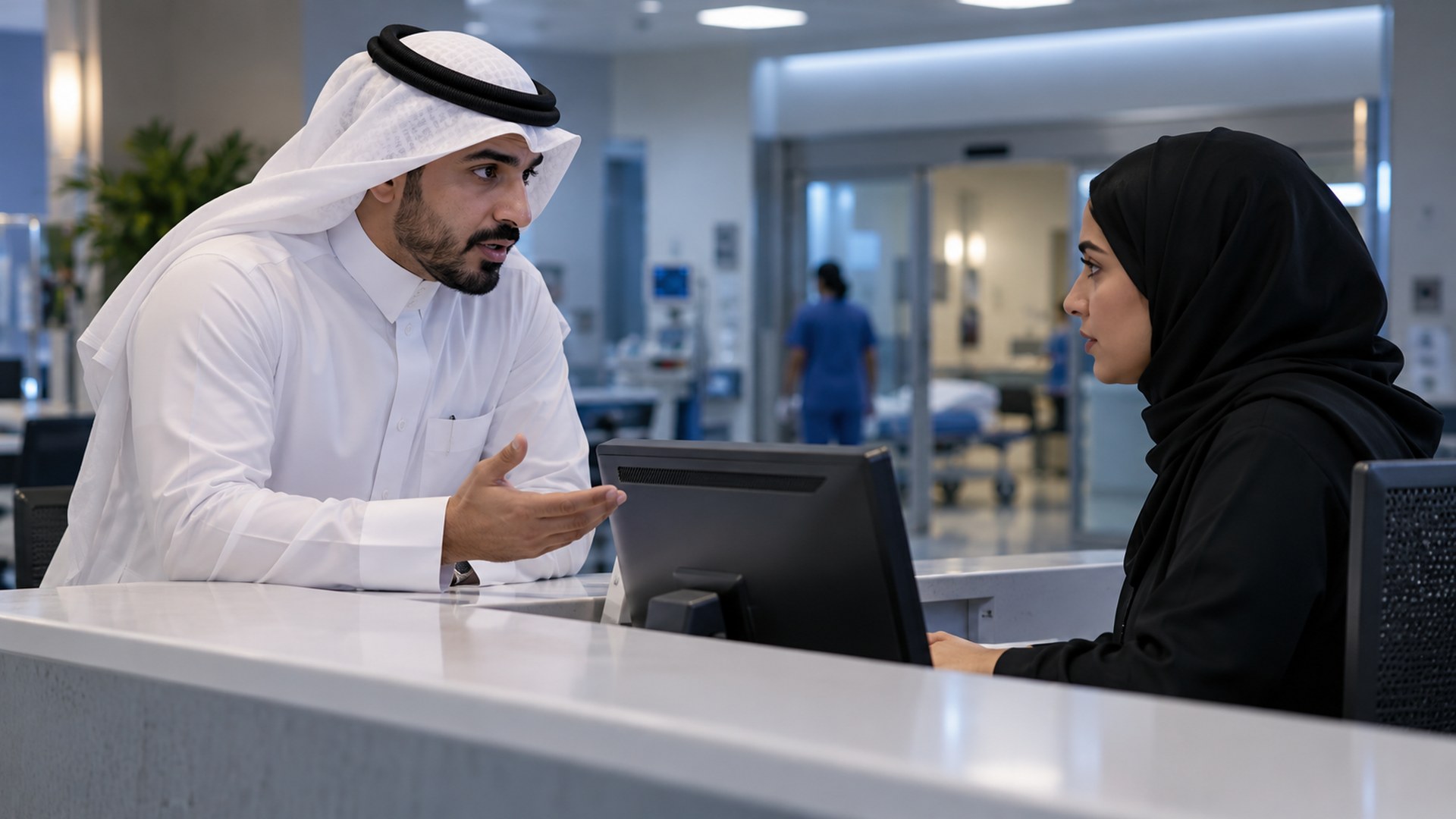 رجل سعودي يتحدث بجدية مع موظف استقبال الطوارئ