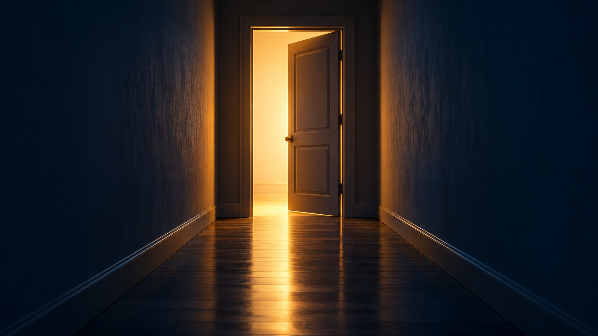 باب مفتوح في آخر ممر هادئ وخلفه ضوء دافئ