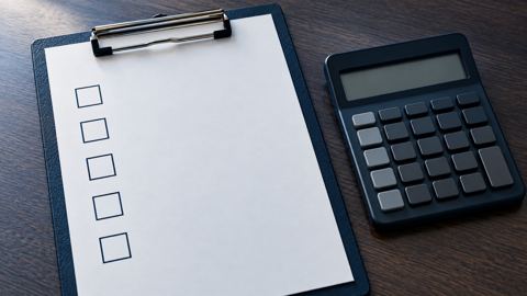 قائمة مرتبة بخدمات محاسبة مختارة على لوح كتابة بجانب آلة حاسبة