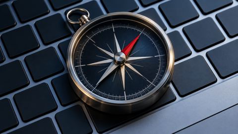 بوصلة على لوحة مفاتيح لابتوب
