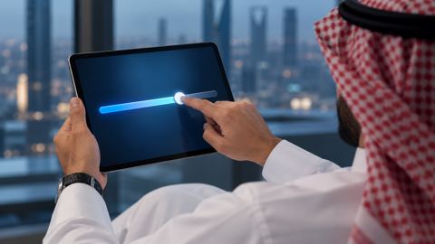 يدا مسوّق رقمي تعدّلان ميزانية حملة على جهاز لوحي