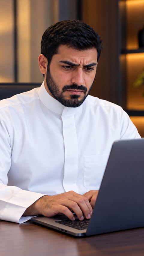 سعودي، رجل، ثوب، لابتوب