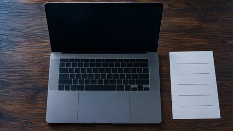 لابتوب وقائمة مهام قصيرة على مكتب منزلي، من الأعلى