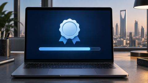 شاشة لابتوب تعرض شارة رقمية وشريط إكمال دورة على مكتب في الرياض