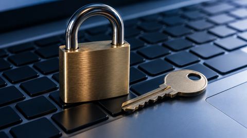قفل ومفتاح على لوحة مفاتيح لابتوب
