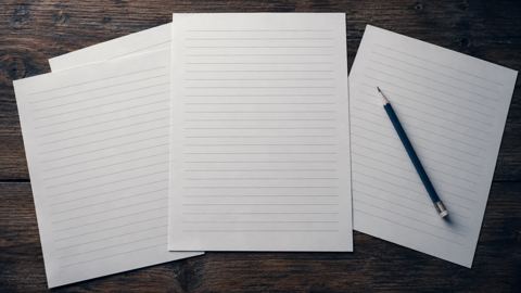 مكتب تدريب عليه أوراق تمارين وقلم رصاص، من الأعلى
