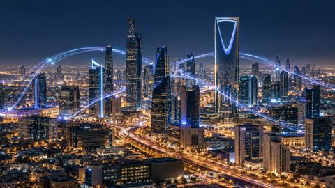 أفق الرياض ليلاً بخطوط ضوء فوق الأبراج