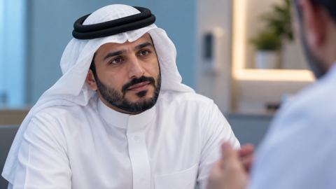 رجل سعودي يستمع متأملاً في استشارة طبية خاصة