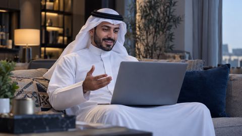 شخص سعودي مرتاح في بيته في استشارة طبية بالفيديو على اللابتوب