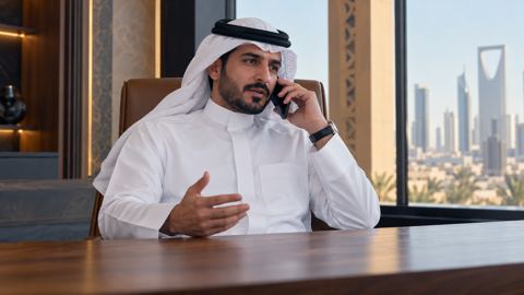 صاحب عمل سعودي في مكالمة هاتفية من مكتبه يطلب عرض سعر