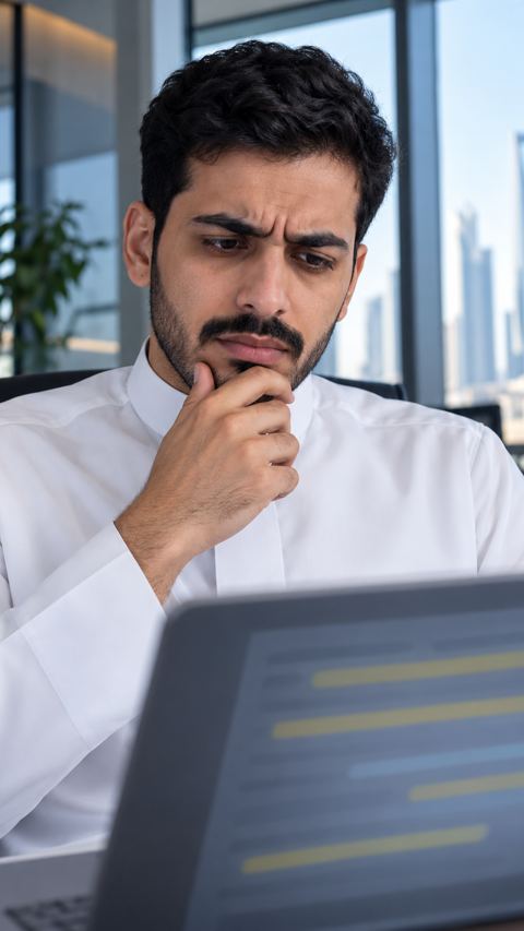 كاتب محتوى سعودي محتار أمام شاشة مليئة بنص مظلل