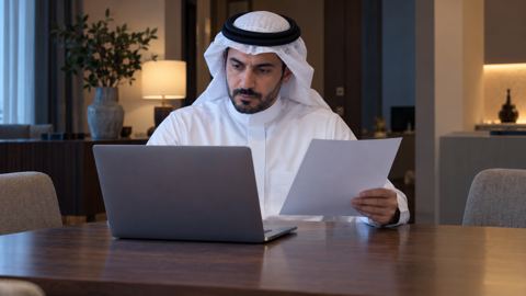 سعودي، أب، لابتوب، طاولة