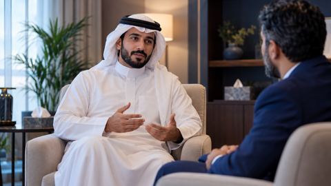 رجل سعودي في جلسة هادئة مع مختص صحة نفسية