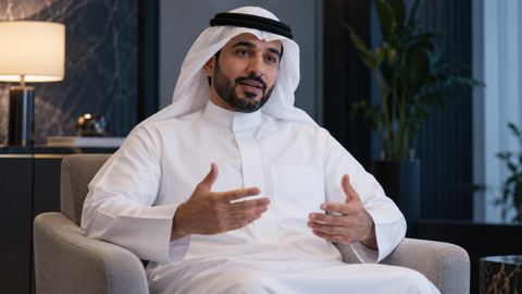 رجل سعودي يتحدث بصراحة وهو جالس بارتياح في غرفة استشارة خاصة