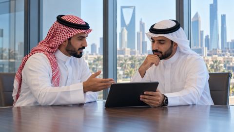 غرفة اجتماعات، سعودي، موظف، نقاش