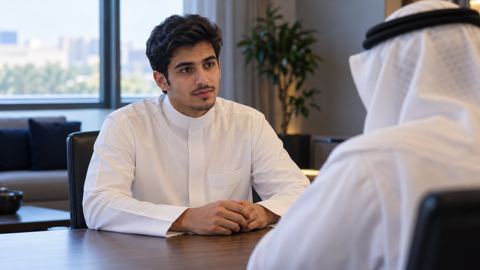 طالب جامعي سعودي أمام المرشد الأكاديمي في مكتب خاص هادئ