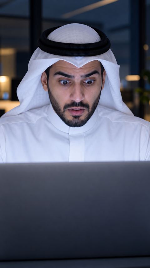 مدير موقع سعودي يتفاجأ بما على شاشة لابتوبه في مكتب حديث خافت