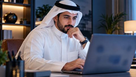 صاحب موقع سعودي يتفقد تقرير صحة موقعه على اللابتوب في مكتب البيت