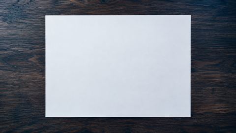 ورقة بيضاء بهوامش واسعة على مكتب، من الأعلى