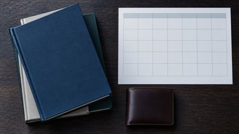كتب دراسية ومحفظة وتقويم على مكتب، من الأعلى