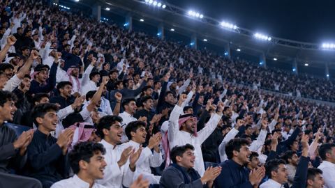 ملعب ليلاً ومدرجاته ممتلئة بجمهور يهتف
