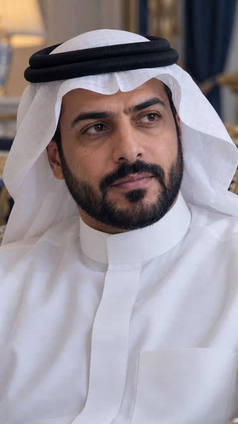 رجل سعودي يتريث متأملاً قبل أن يتكلم في حديث عائلي