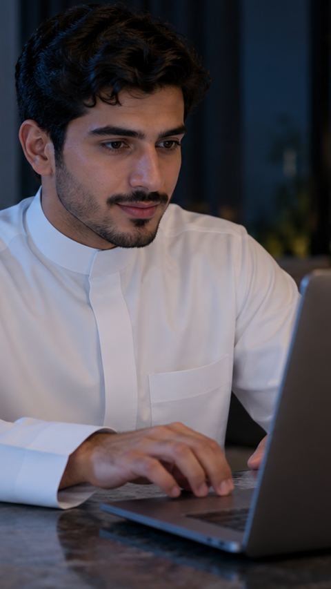 سعودي، رجل، ثوب، موقع إلكتروني